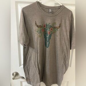 Gray Graphic T-Shirt with Floral Bull Skull-‎ Like New